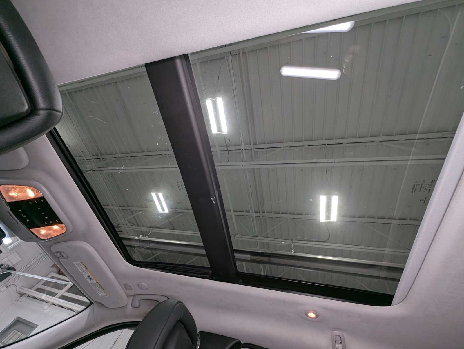 Used 2018 Ivory Tri-Coat Pearl Jeep Summit image 17