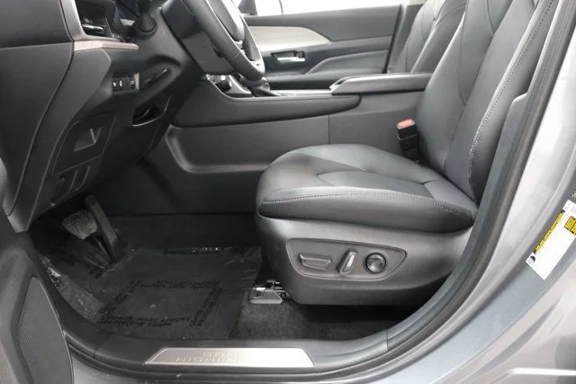 Certified Used 2026  Toyota Limited image 32