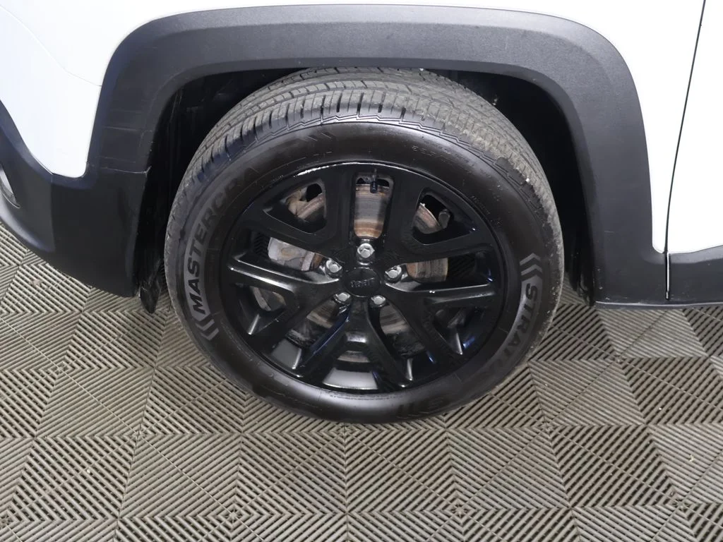 Used 2018 White Jeep Latitude image 15