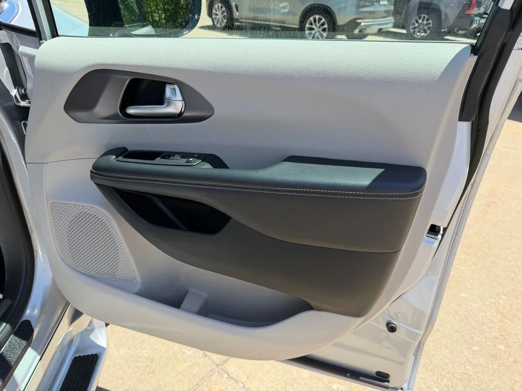 Used 2024 Silver Chrysler Touring L image 30