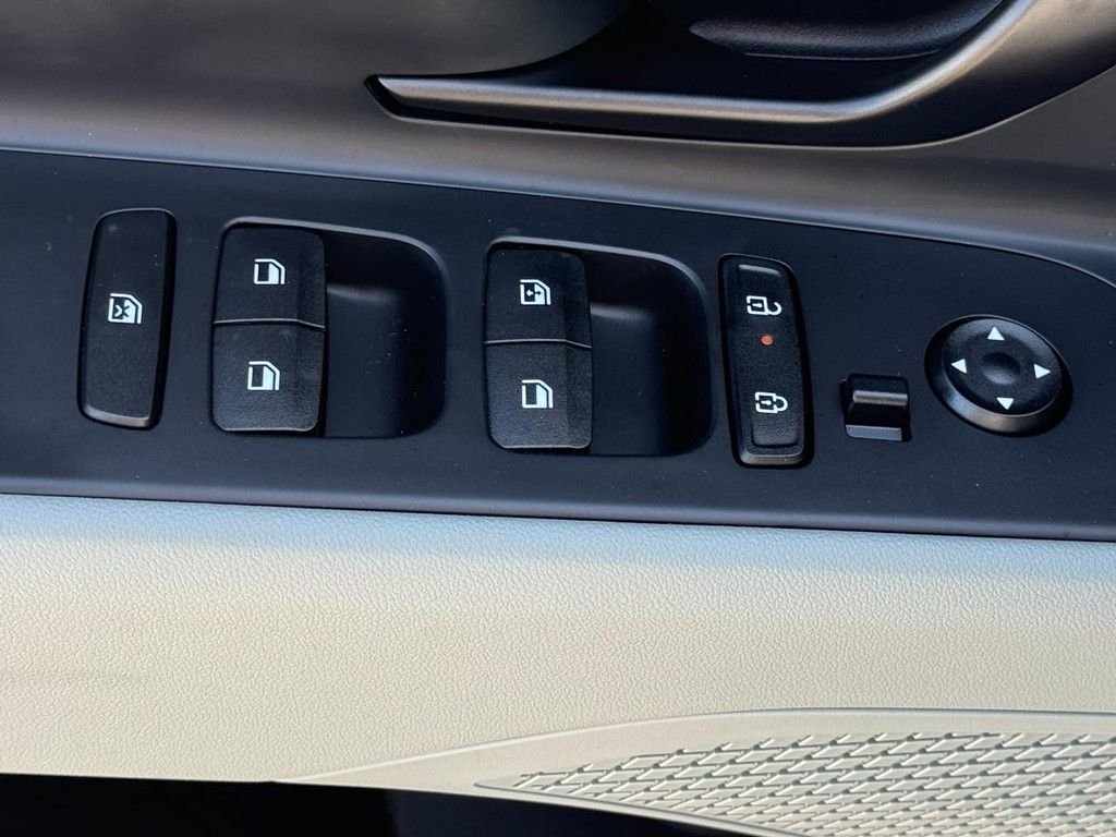 2025 Hyundai Elantra Limited - Photo 14