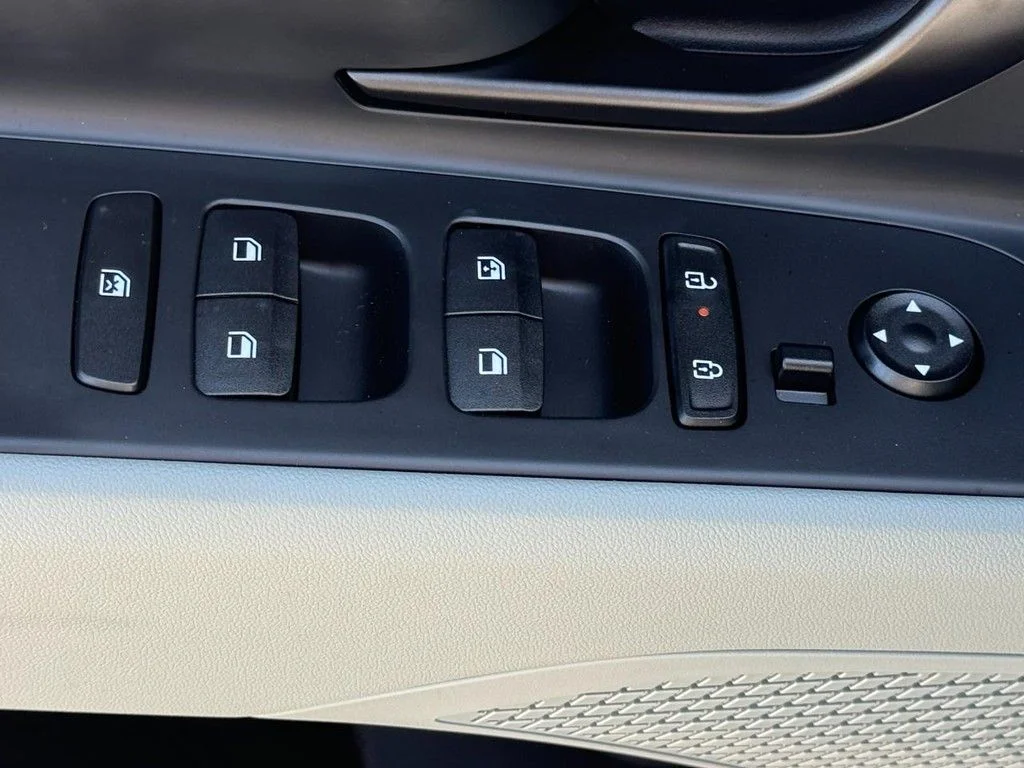 2025 Hyundai Elantra Limited - Photo 14