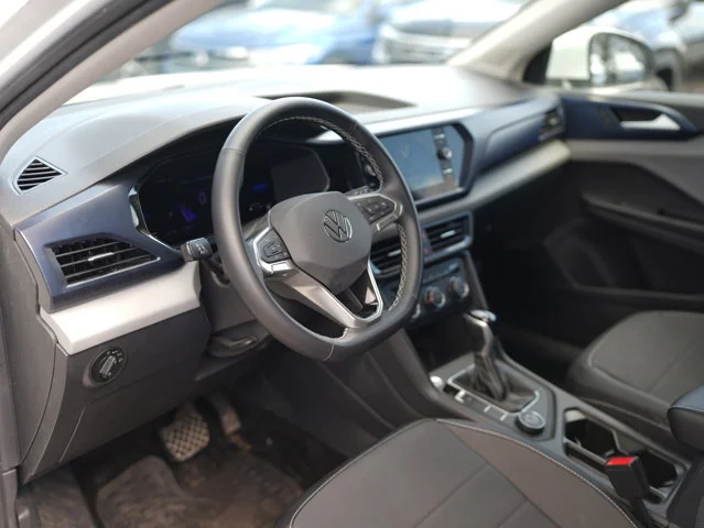 Used 2022 White Volkswagen SE image 12