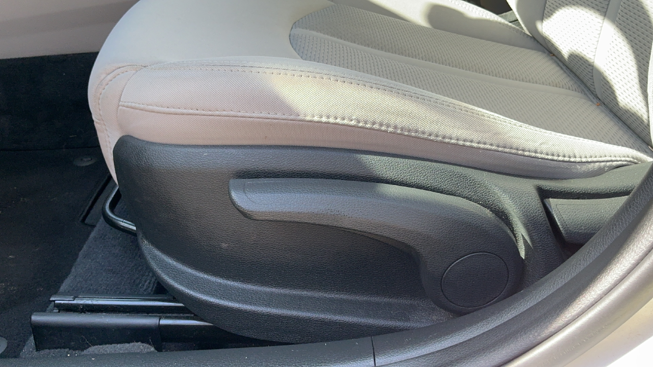 Used 2018 Silver Hyundai SE image 19