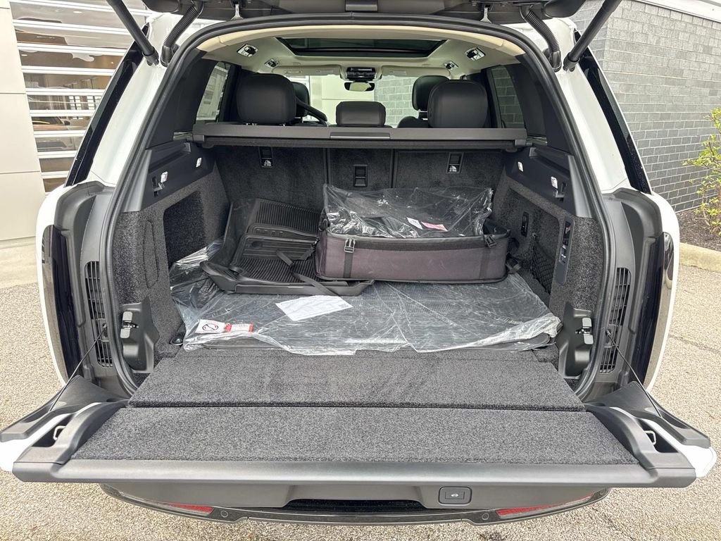 New 2026 Fuji White Land Rover SE image 6