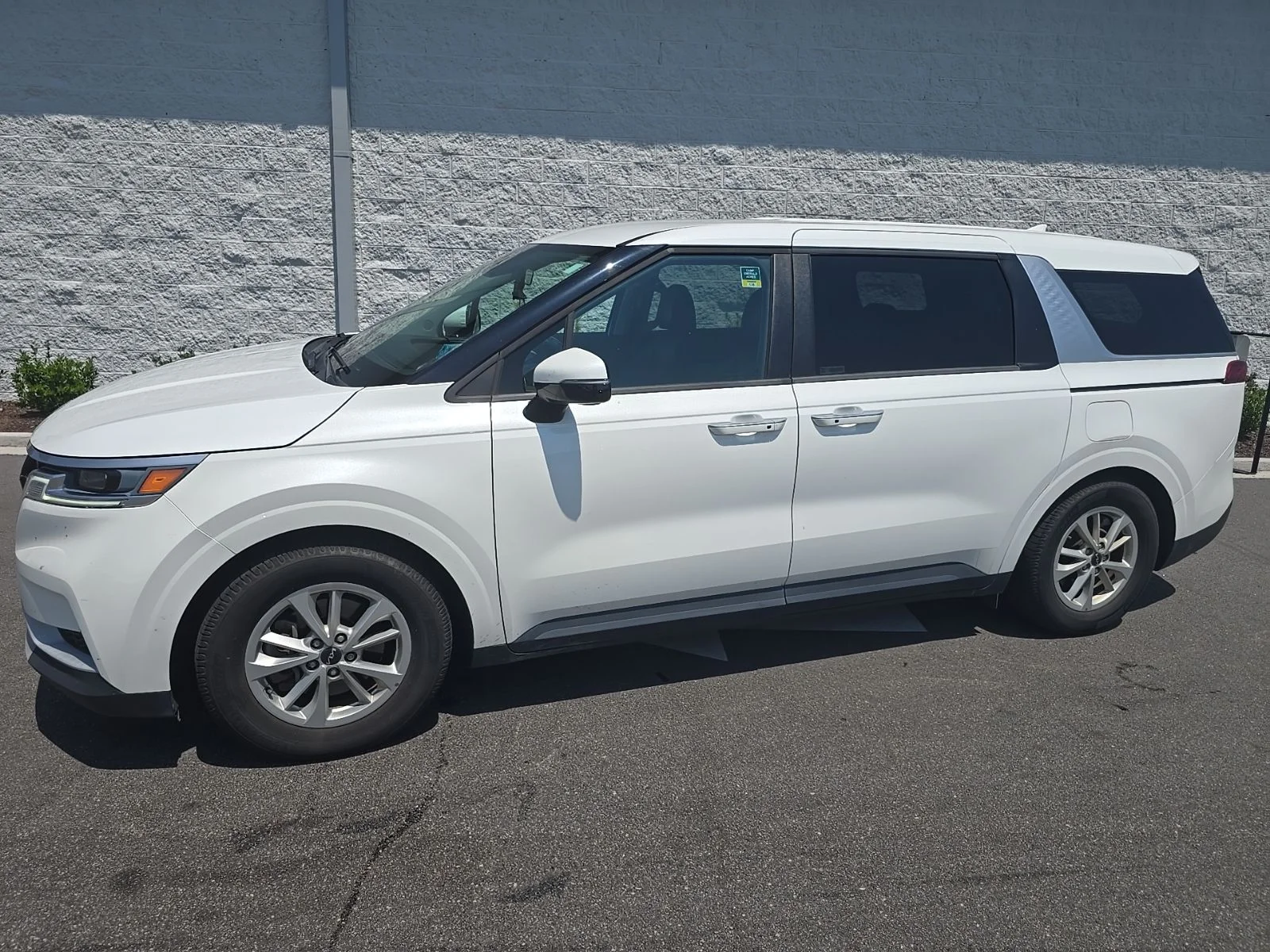 Used 2022 Snow White Pearl Kia LXS image 1
