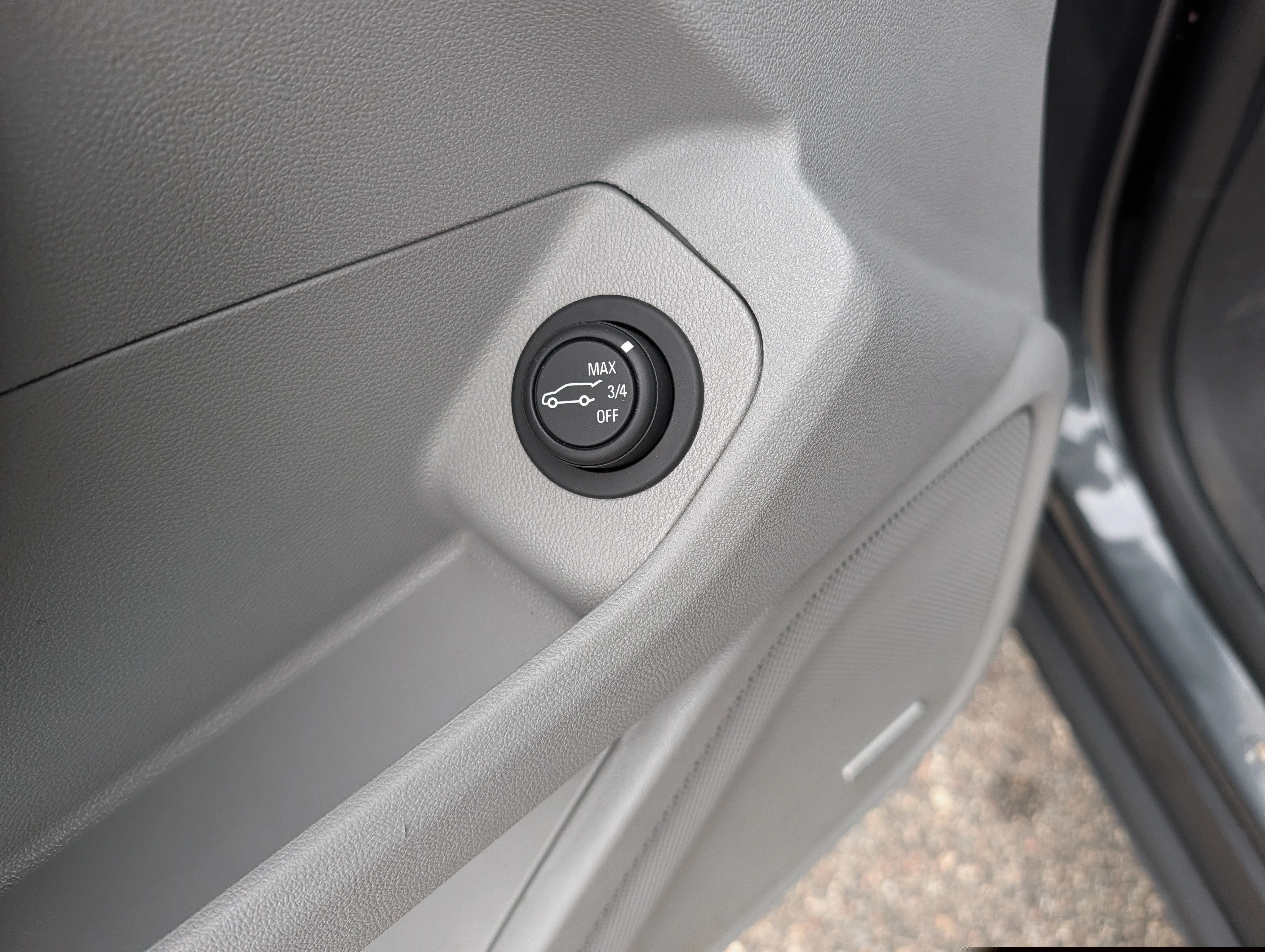 Used 2018 Graphite Gray Metallic GMC SLT image 25