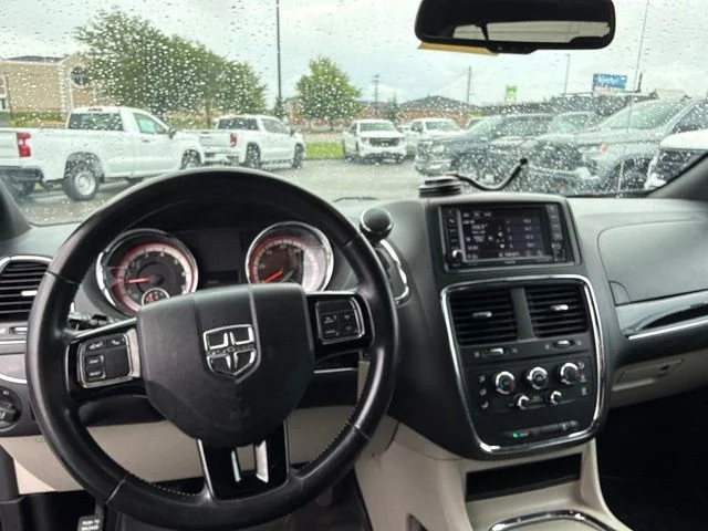 Used 2018 Gray Dodge SXT image 30