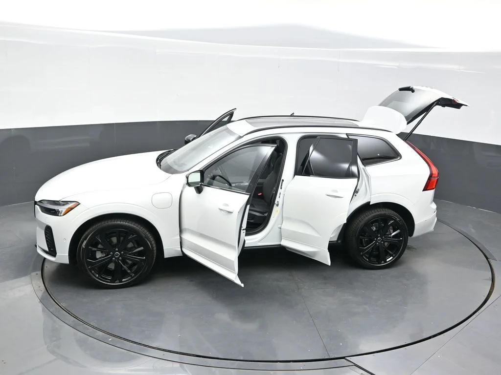 New 2026 Crystal White Volvo T8 Ultra Black Edition image 40