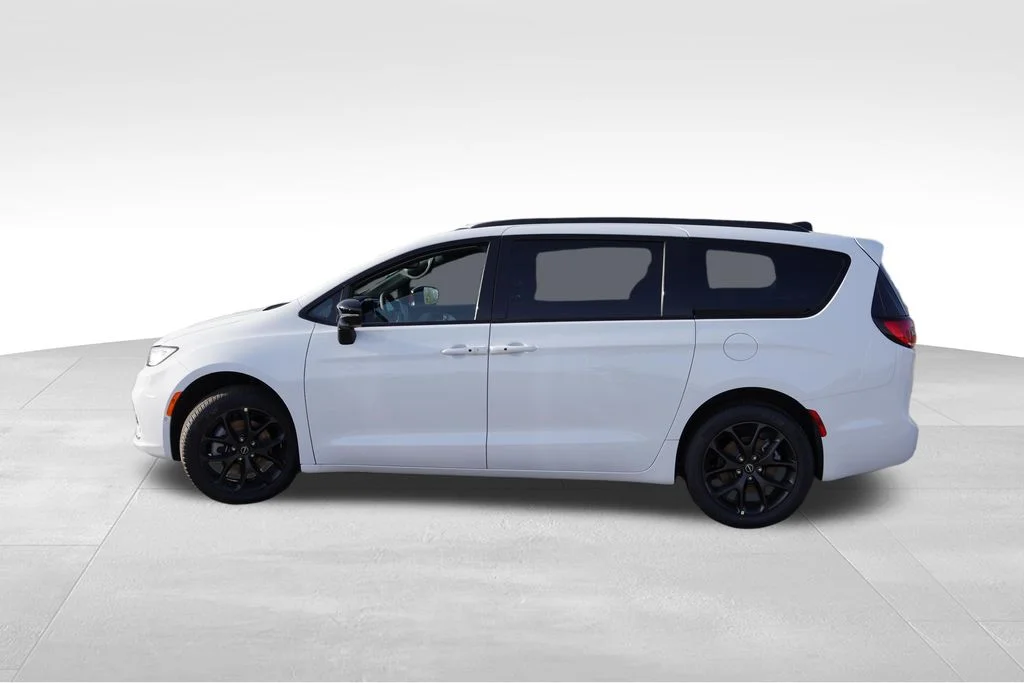 New 2026 Bright White Clear-Coat Exterior Paint Chrysler Limited image 7