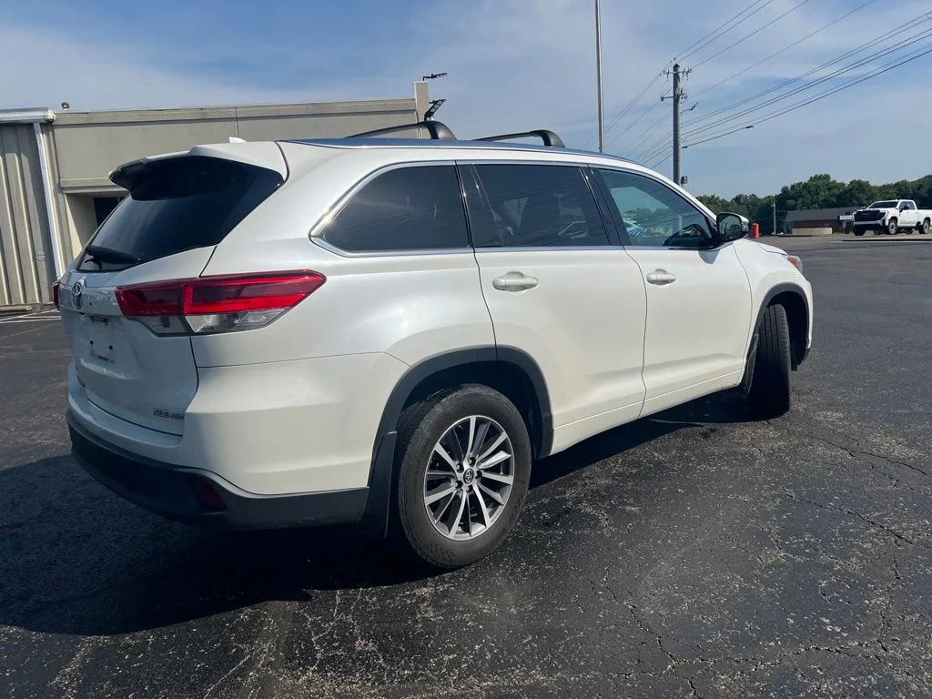 Used 2017 Blizzard Pearl Toyota XLE image 3