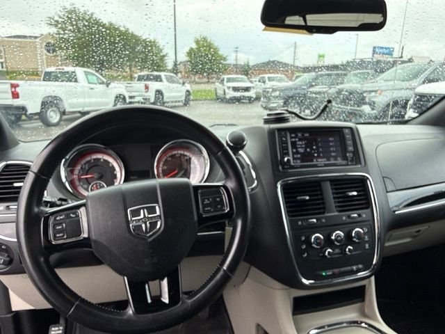 Used 2018 Gray Dodge SXT image 30