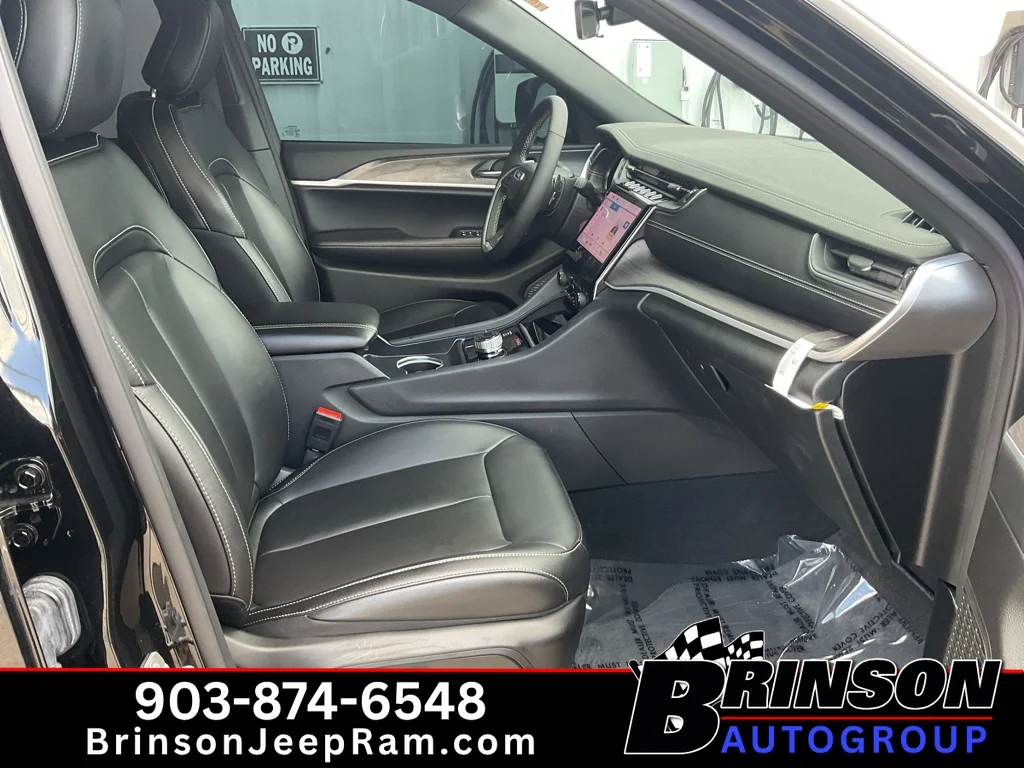 Used 2025 Diamond Black Crystal Pearlcoat Jeep Limited image 25