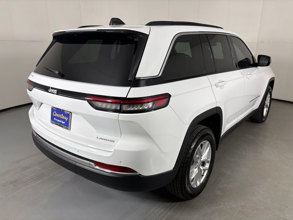 New 2026 Bright White Clear-Coat Exterior Paint Jeep Laredo image 8
