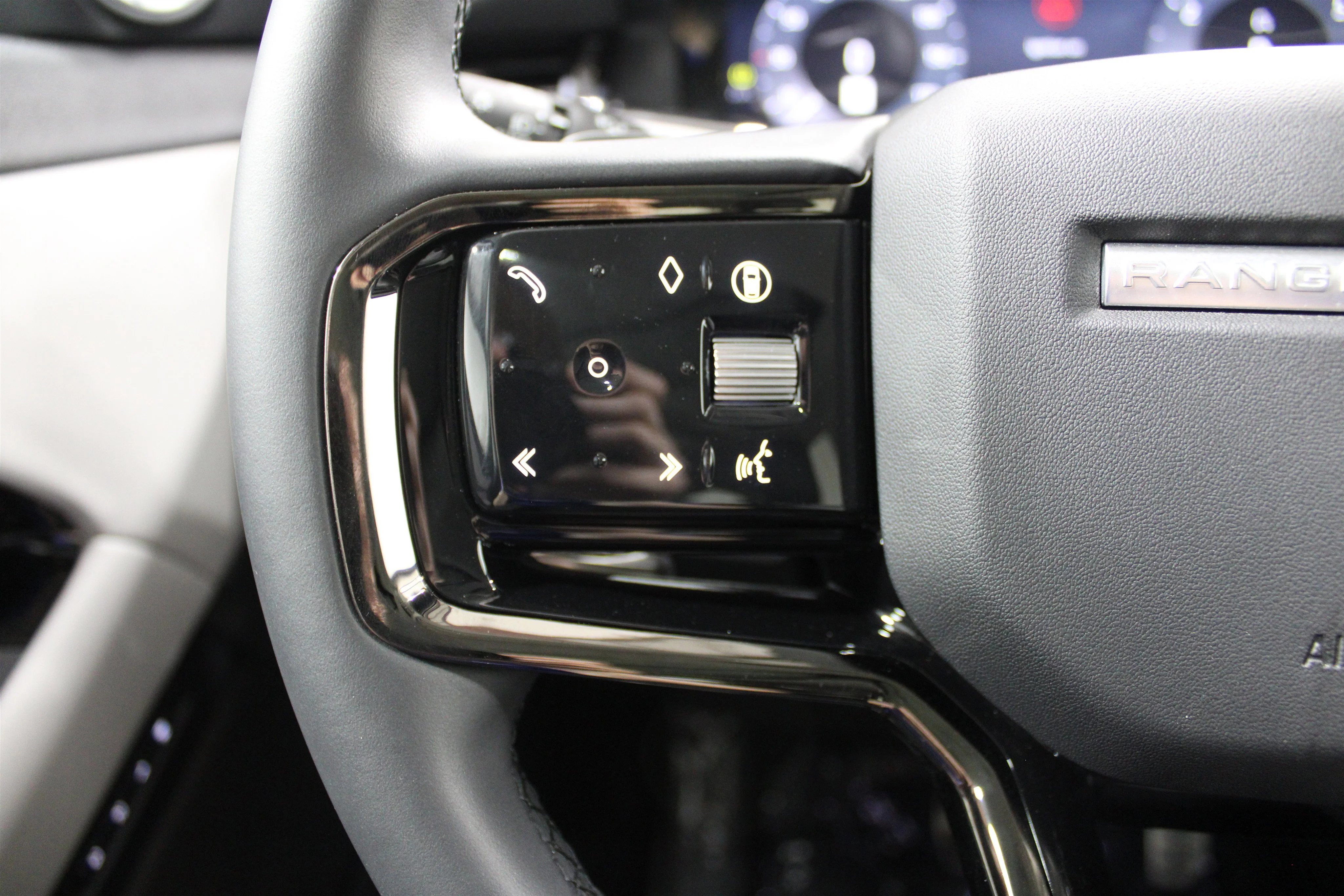 2024 Land Rover Range Rover Evoque Dynamic SE - Photo 9