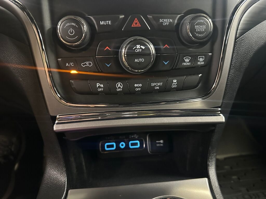 Certified Used 2020 Diamond Black Crystal Pearl Coat Jeep Laredo E image 13