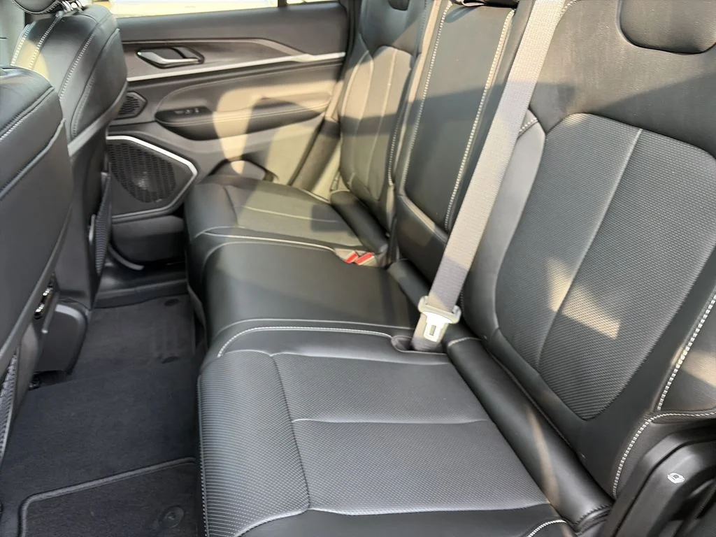 New 2026 Baltic Gray Metallic Clear-Coat Exterior Paint Jeep Limited Reserve image 30