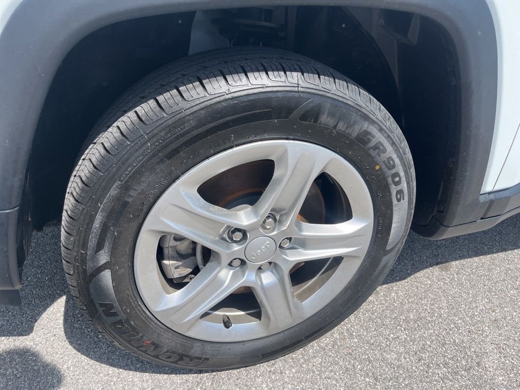 Used 2024 White Jeep Latitude image 10