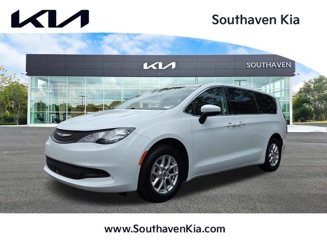 2023 Chrysler Voyager LX's photo