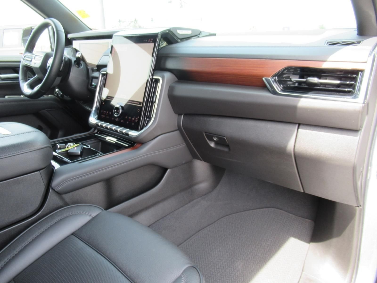 Used 2025 Silver GMC Denali image 11