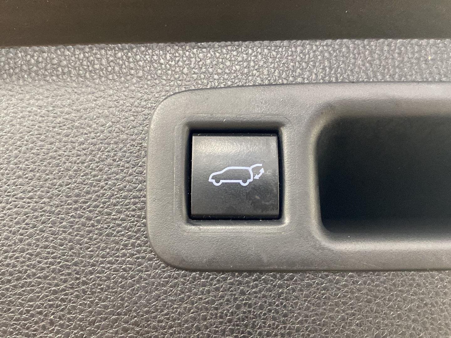 Used 2022 Pearl Toyota XLE image 30