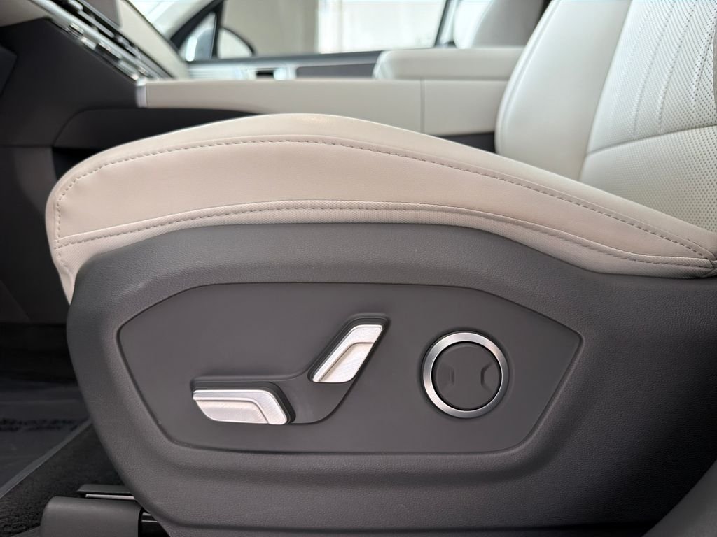 Used 2025 Hampton Gray Hyundai SEL image 11