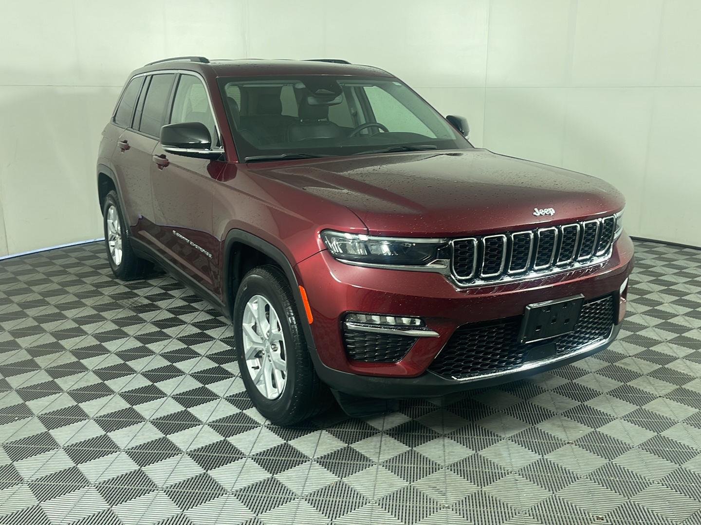 Used 2023 Velvet Red Pearlcoat Jeep Limited image 3