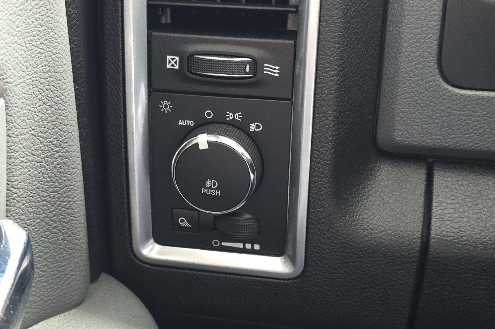 Used 2018 Silver Ram Big Horn image 28