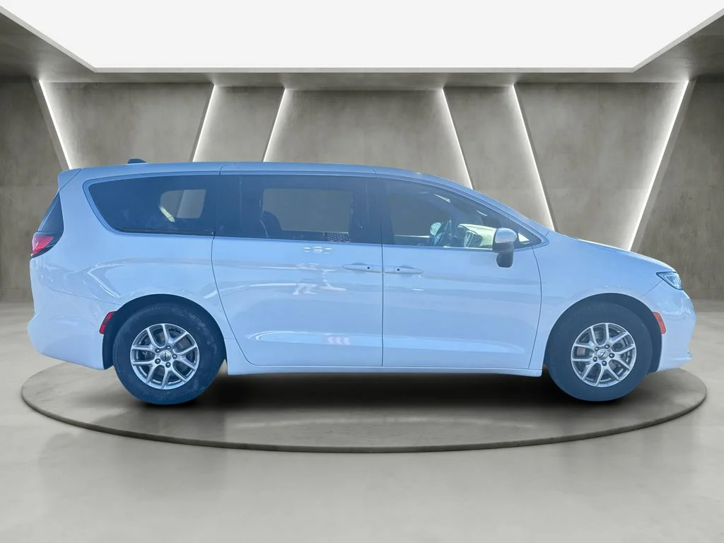 Used 2023 White Chrysler Touring image 8