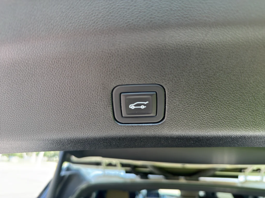 Used 2023 Iridescent Pearl Tricoat Chevrolet Premier image 21