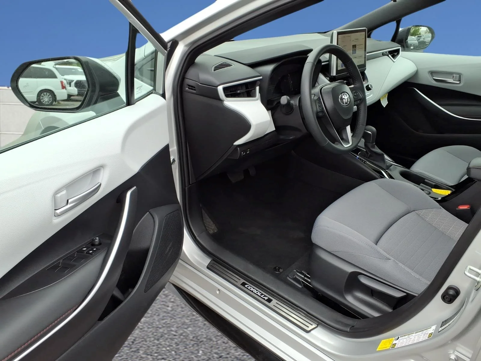 2025 Toyota Corolla SE - Photo 32
