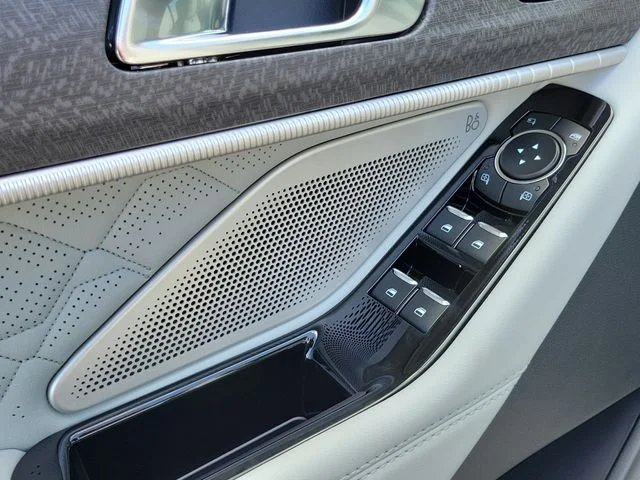 New 2026 Star White Metallic Tri-Coat Ford Platinum™ image 19