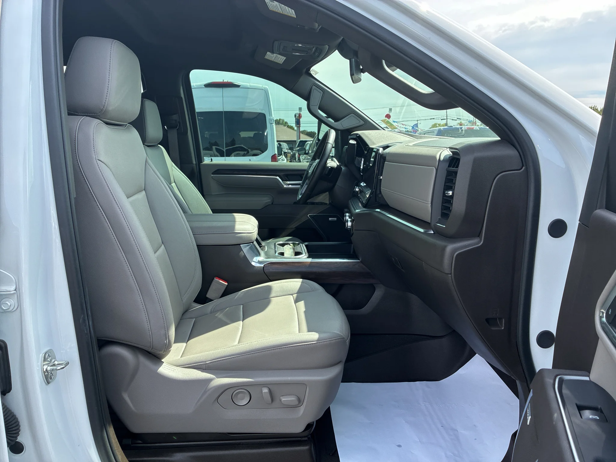 Used 2025 Summit White GMC SLT image 15