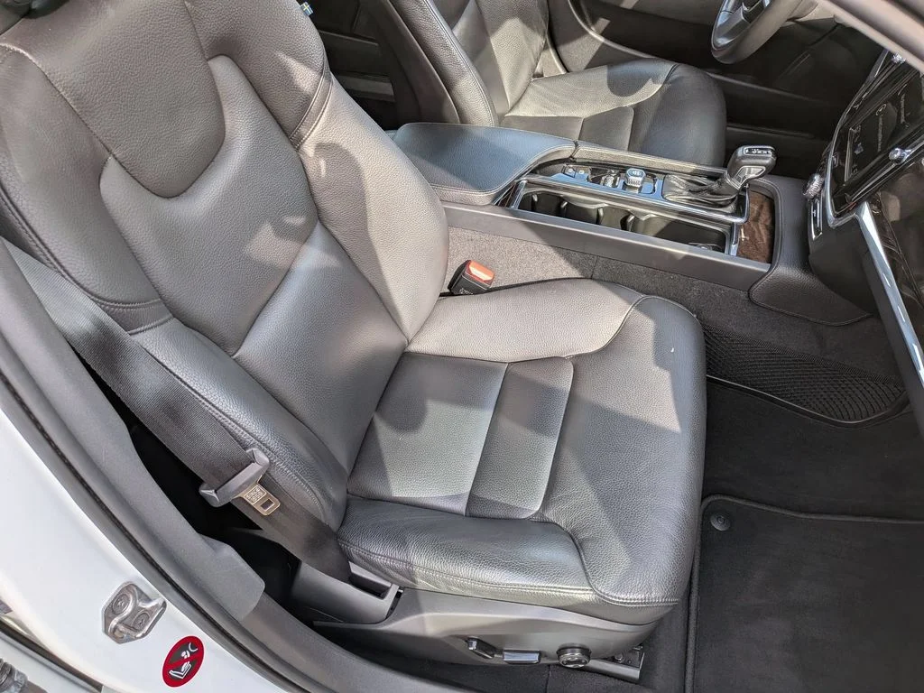 Used 2018 White Volvo T5 Momentum image 29