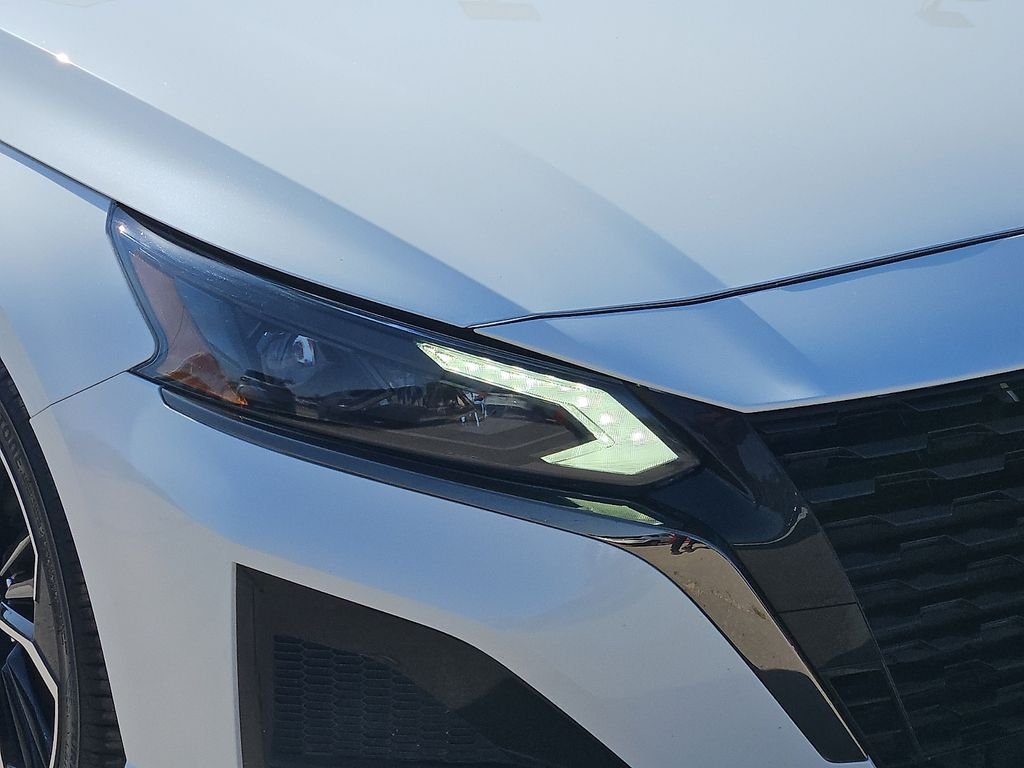 Used 2024 White Nissan 2.5 SR image 8