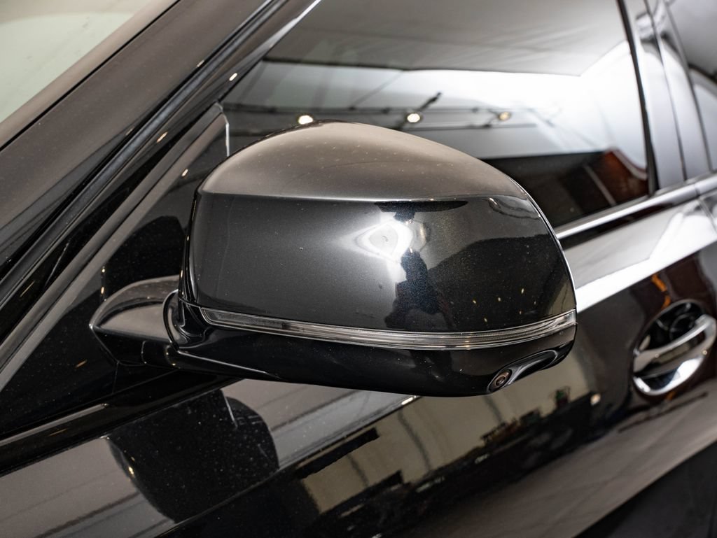 Used 2021 Black Sapphire Metallic BMW M50i image 16