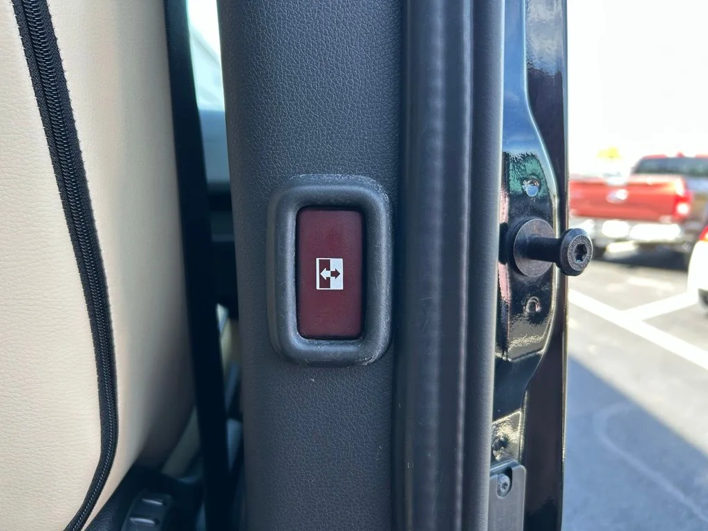 Used 2021 Black Mercedes-Benz Midwest Luxe Cruiser image 39
