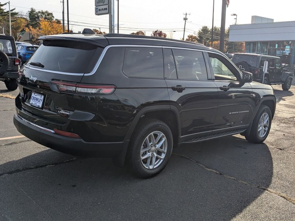 New 2025 Diamond Black Crystal Pearl-Coat Exterior Paint Jeep Laredo image 3