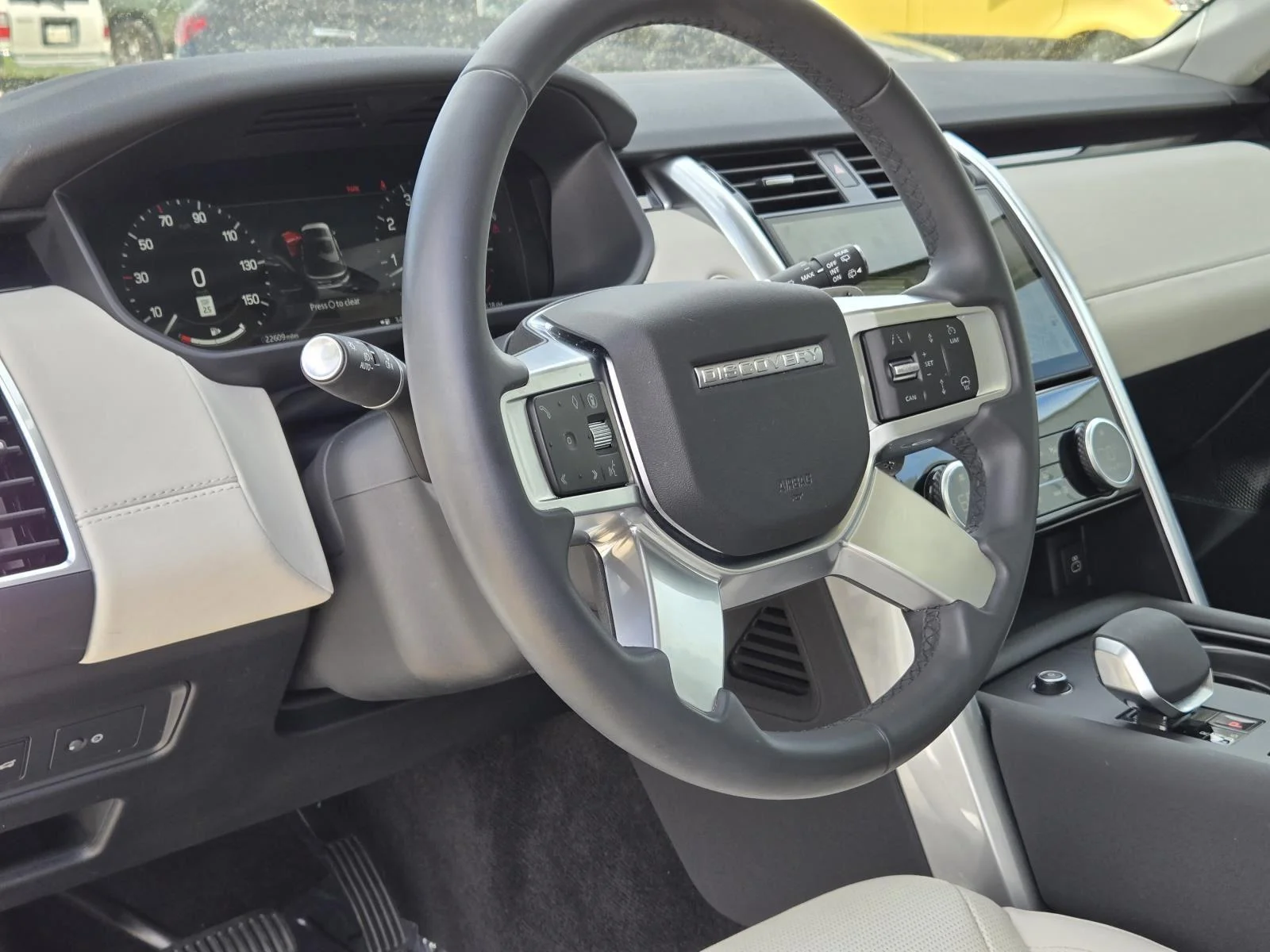 Certified Used 2025 Fuji White Land Rover S image 28
