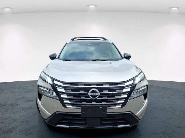 Used 2025 Gold Nissan Platinum image 4