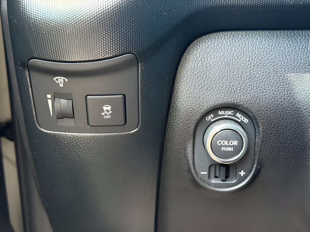 Used 2012 White Kia Plus image 25