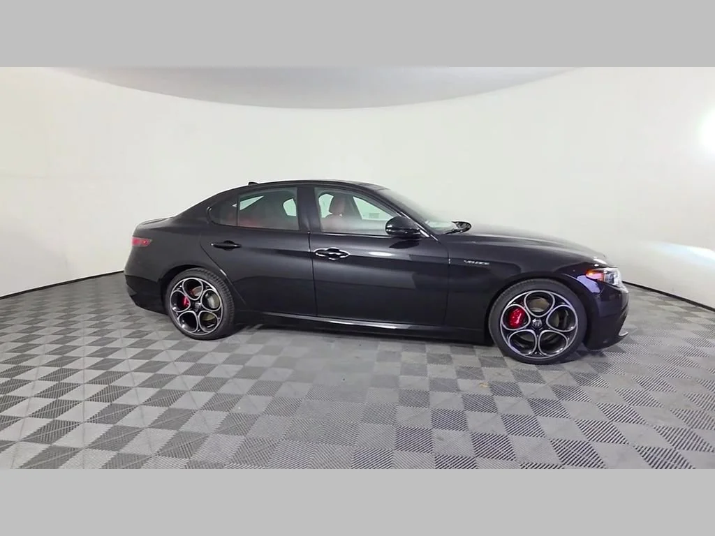 New 2026 Vulcano Black Metallic Alfa Romeo Base image 22