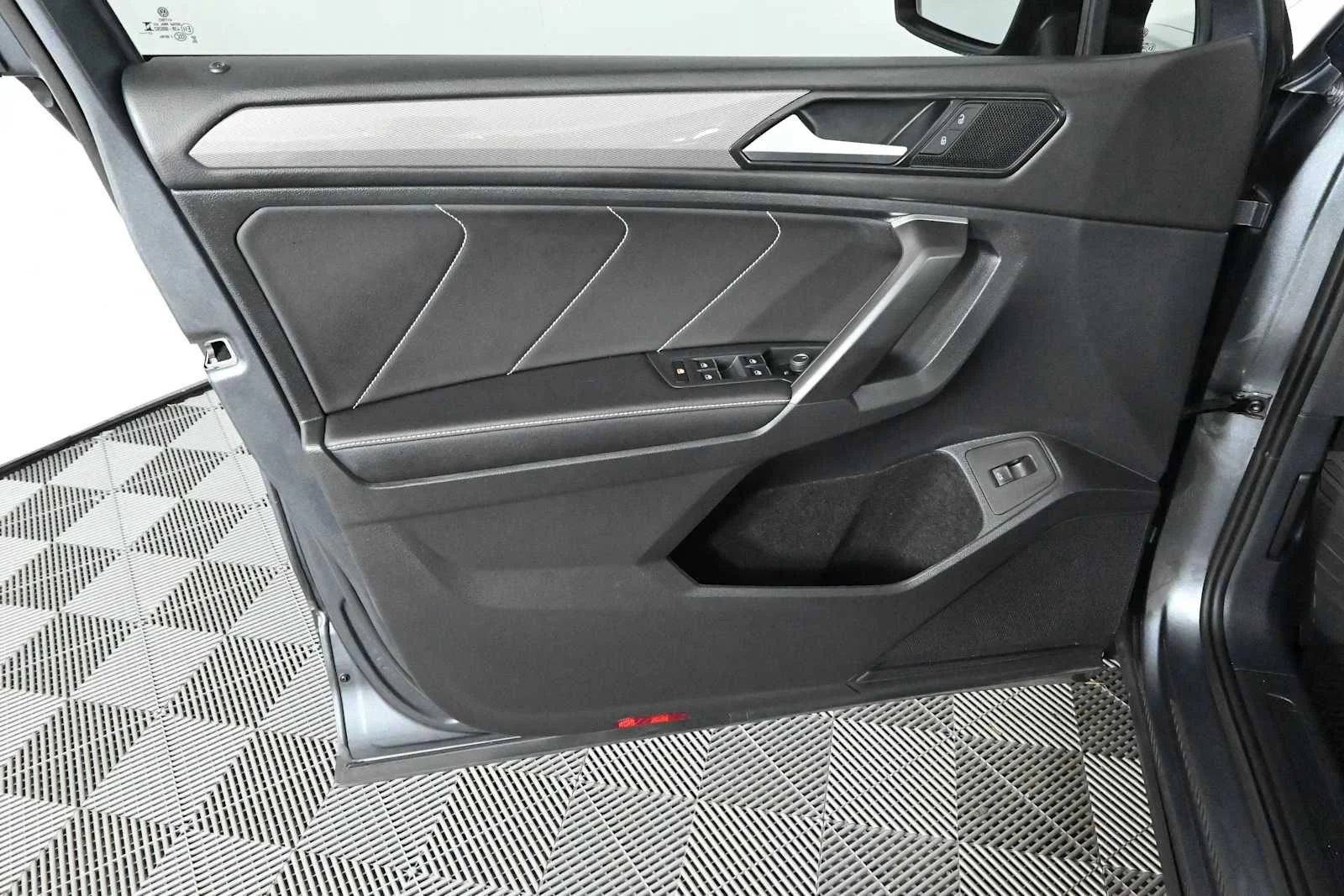 Certified Used 2024 Platinum Gray Metallic Volkswagen SE image 19