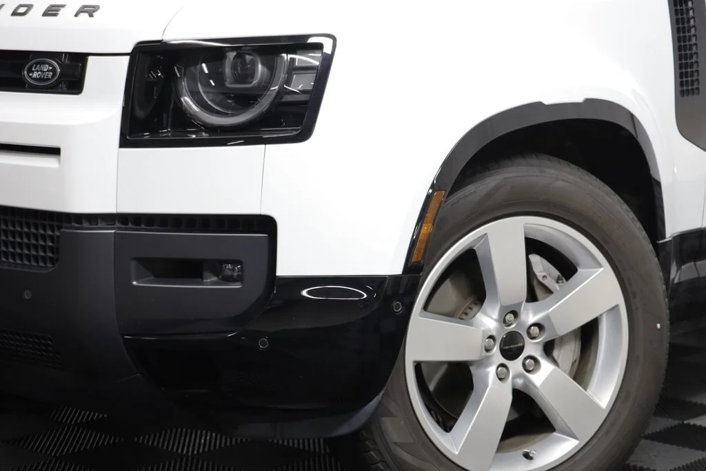 Certified Used 2026 White Land Rover X-Dynamic SE image 3