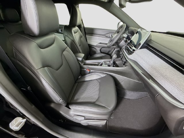 New 2026 Diamond Black Crystal Pearl-Coat Exterior Paint Jeep Latitude image 26