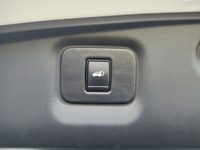 Used 2020 White Nissan Platinum image 33