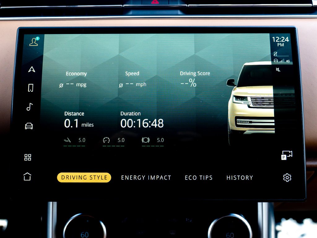 Used 2023 White Land Rover SE image 28