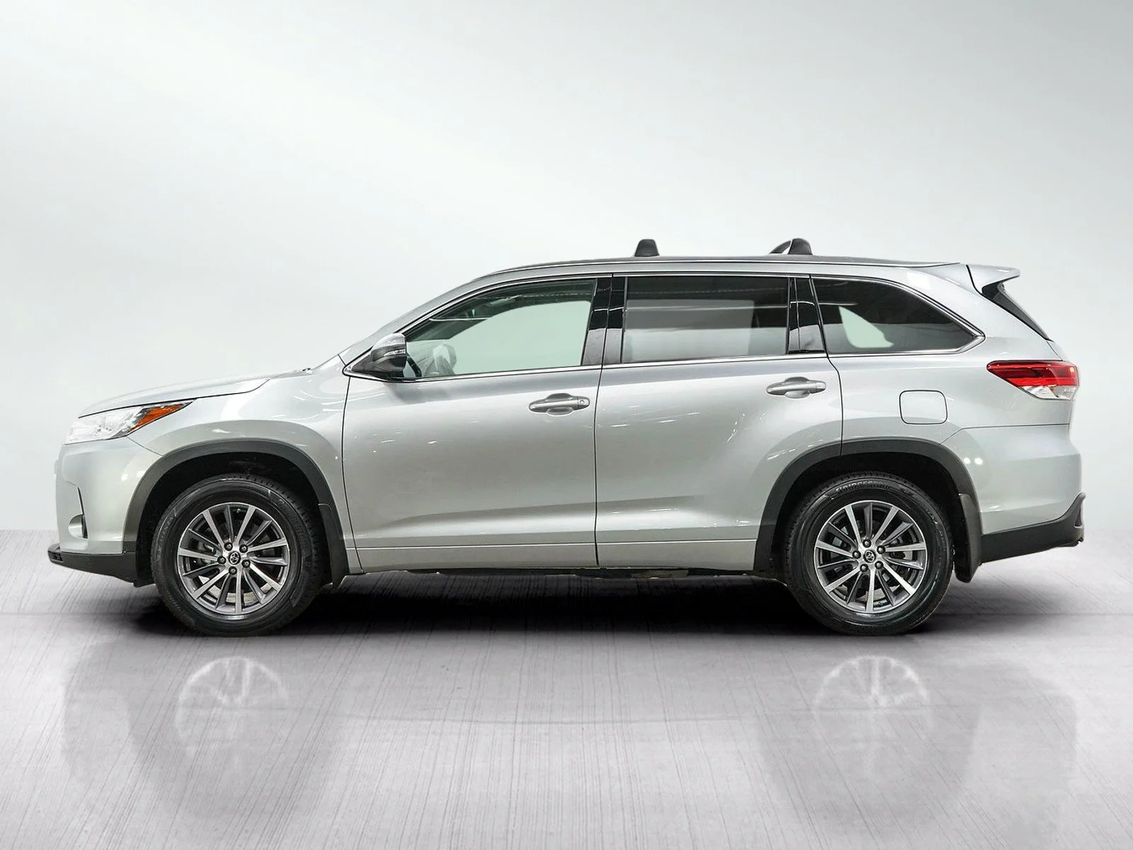Used 2018 Toyota Highlander XLE with VIN 5TDJZRFH4JS811410 for sale in Wayzata, Minnesota