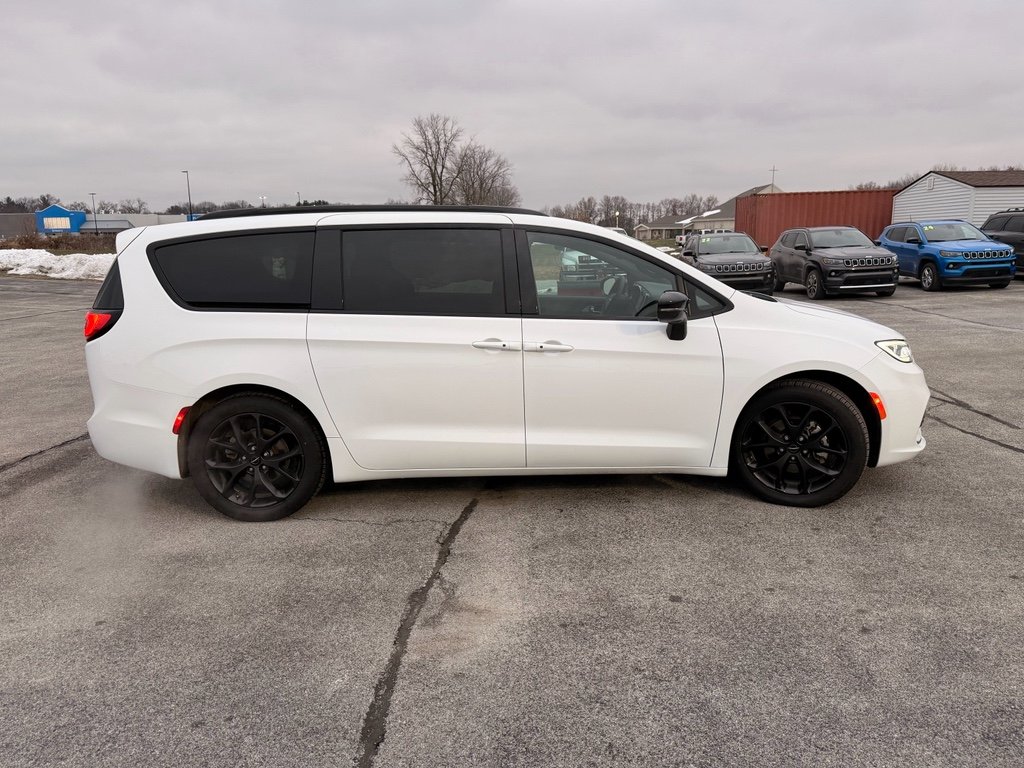 Used 2025 Bright White Clearcoat Chrysler Limited image 5