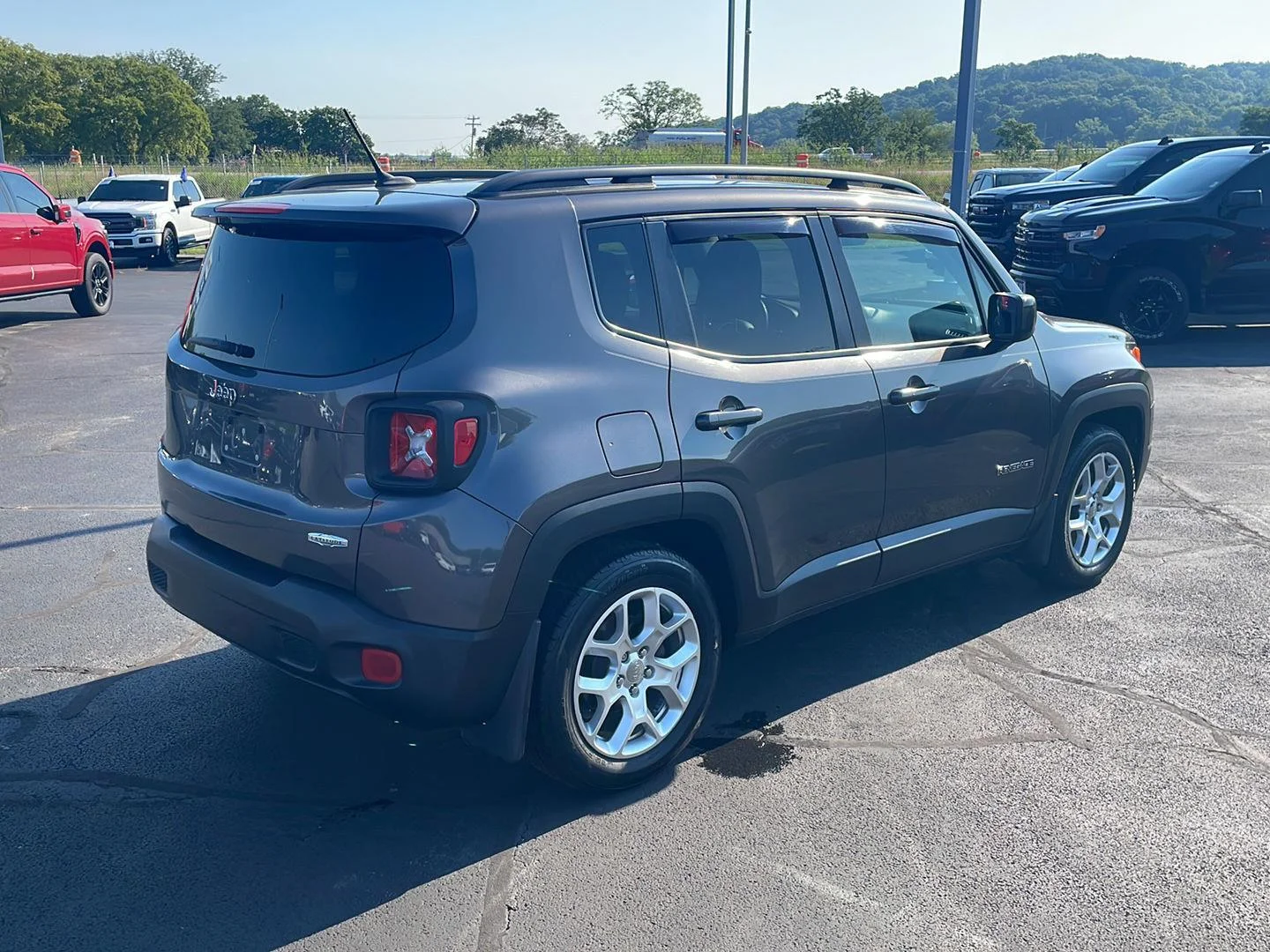 Used 2016 Granite Crystal Metallic Clearcoat Jeep Latitude image 5